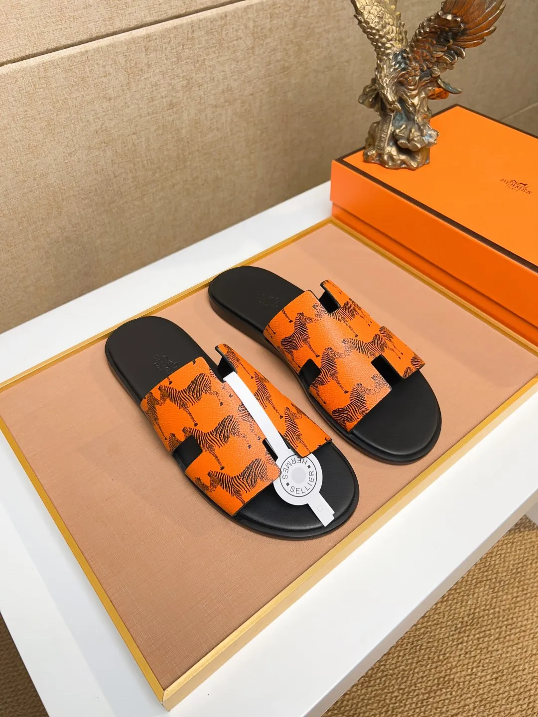 Men's clothing and shoes 💰280 💅💅💅 new arrival. Hermes Hermes official website latest counter synchronized new oran color leather H slippers, the original Paris version flew back to the original model and opened the mold to make it perfectly🍌The highest quality Sincerity, you can enter and leave the counter at will [Deyi] The upper is made of original customized  colored palm prints, crocodile print, ostrich print, colored cow leather, colored cow suede, 🤔 horse hair, 🥳 colored diamonds, 🥰 3D printing, and other genuine leather slippers, imported cow pattern foot pad lining, Italian  latest original genuine leather combination outsole Code number: 38-48 (customized at 46.47.48) Can be made into picture combination sole with genuine leather pattern and ordinary molded outsole